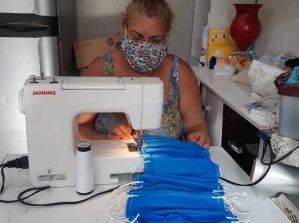 Desempregada faz 350 máscaras e decide doar ao invés de vender: "Deus está me abençoando"