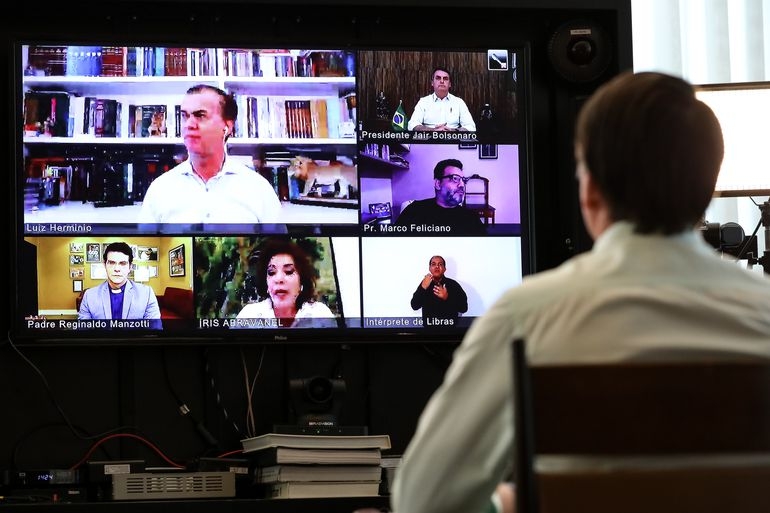 Ateus entram na Justiça contra Bolsonaro por live de Páscoa com religiosos