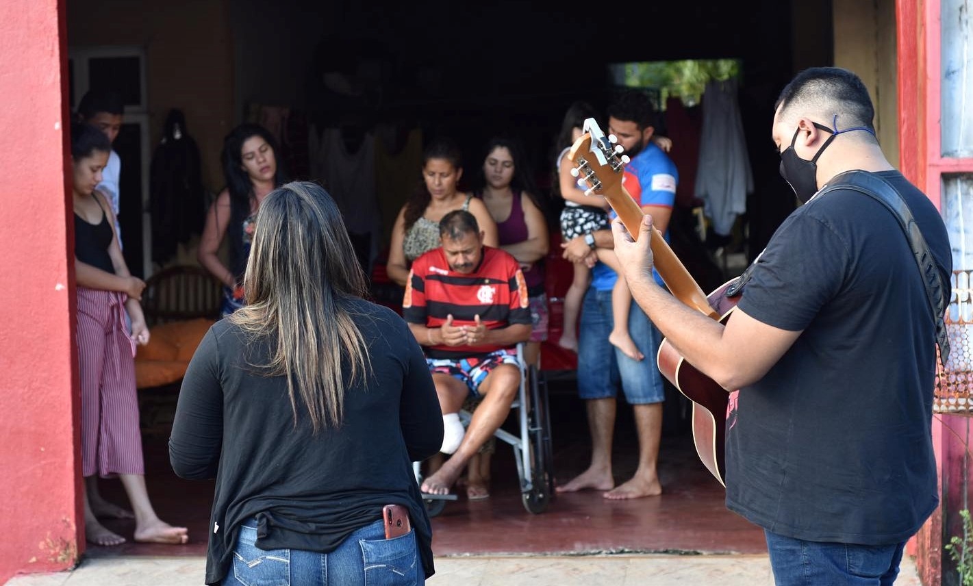 Igreja realiza oração porta a porta para famílias que lutam contra a Covid-19, em Manaus