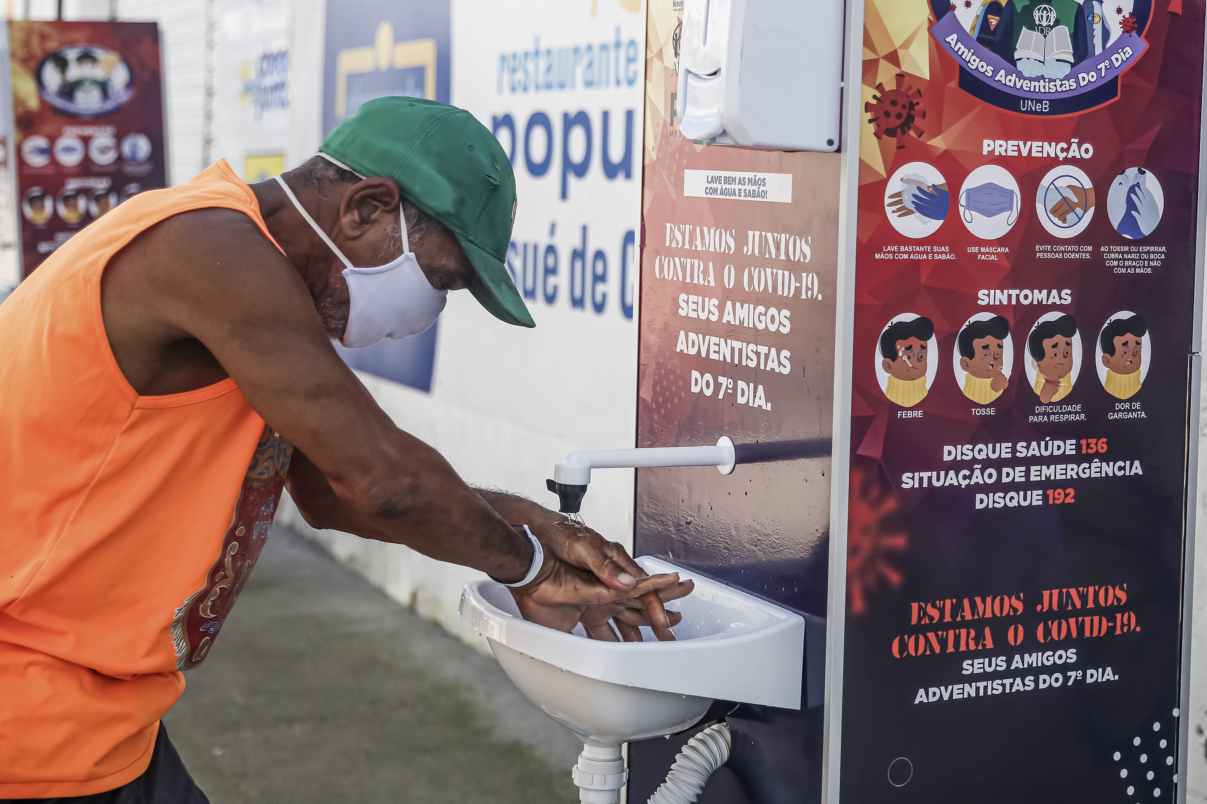 Igreja instala pias para moradores de rua higienizarem as mãos no Recife