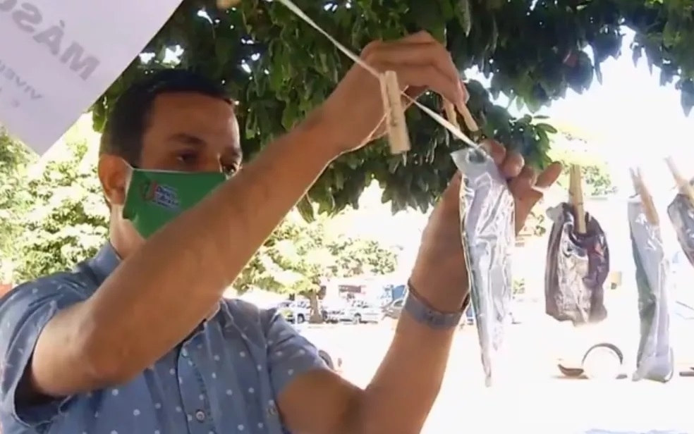 Igreja disponibiliza máscaras penduradas em varal montado em praça para doação