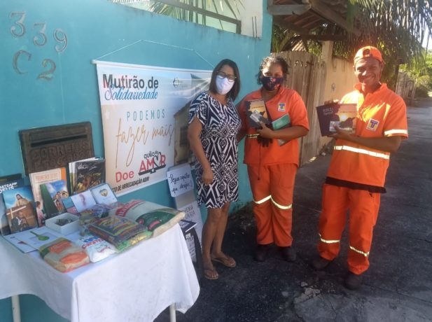 Pastor monta mesa com alimentos na porta de casa para ajudar quem precisa