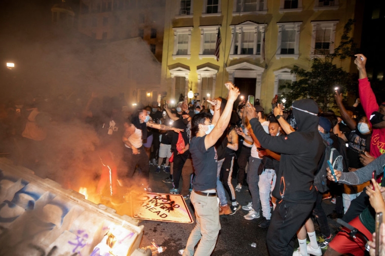 Igreja histórica é incendiada durante protestos pela morte de George Floyd, nos EUA