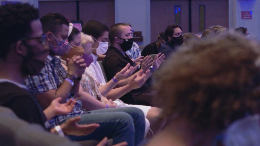 No domingo de Pentecostes, igrejas fazem cultos presenciais pela primeira vez em meses