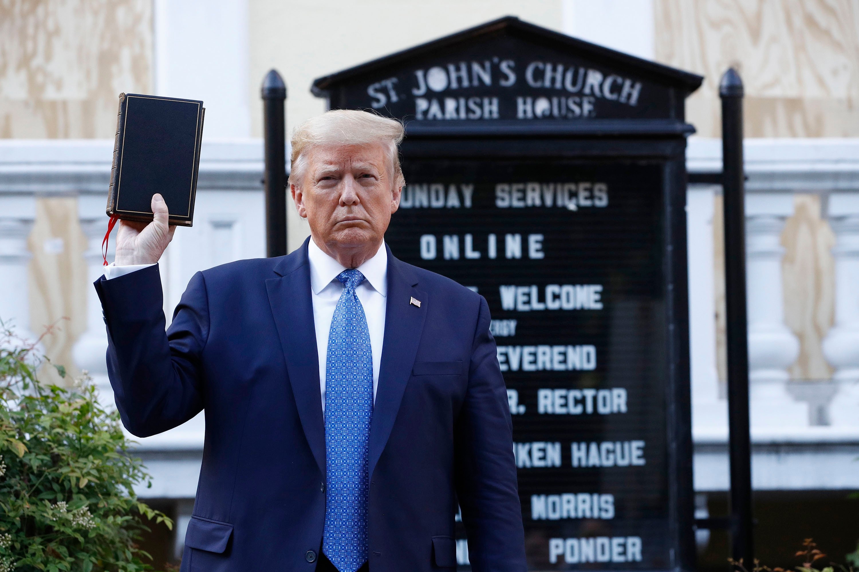 Com a Bíblia na mão, Trump caminha até igreja incendiada em protestos 