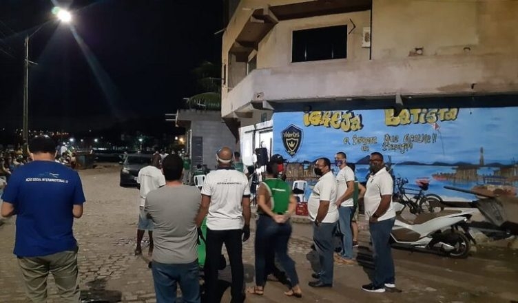 Pequena igreja de Salvador tem culto interrompido pela polícia