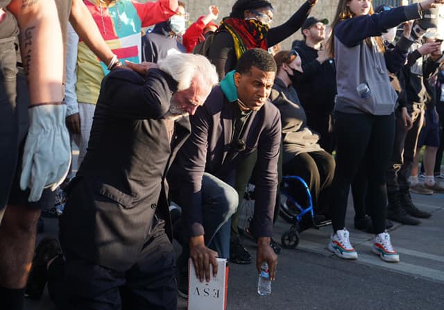 Pastor prega à multidão de jovens em protestos nos EUA: “Precisamos trazer a luz”