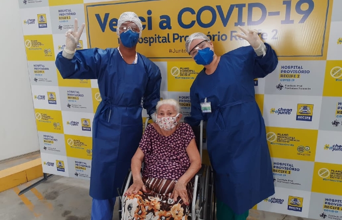 Aos 88 anos, evangélica comemora cura da Covid-19: “Deus me deu essa vitória”