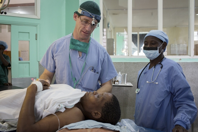 Cirurgião missionário se prepara para voltar à África, preocupado com impacto da pandemia