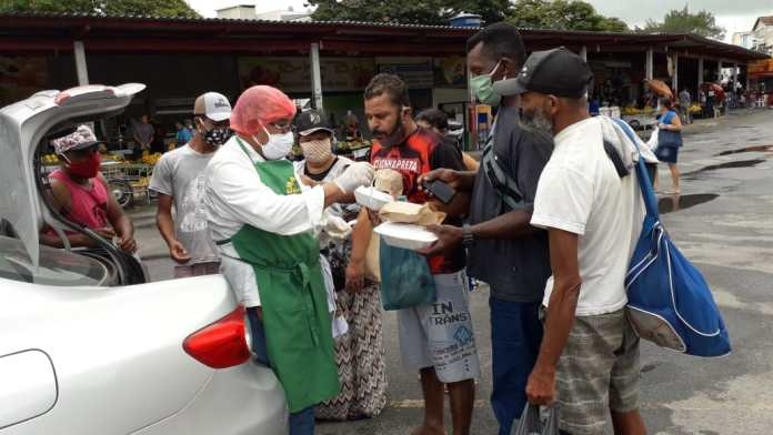 Advogado distribui marmitas e evangeliza nas ruas em meio à pandemia: “Deus me exortou”