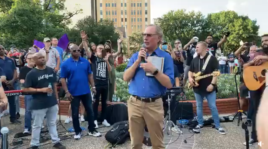 Max Lucado prega em protestos e pede que as pessoas “se voltem para Cristo”