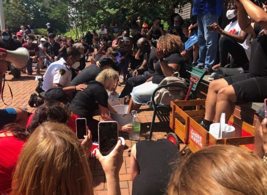 Pastores e policiais lavam os pés de manifestantes negros em ato contra o racismo nos EUA