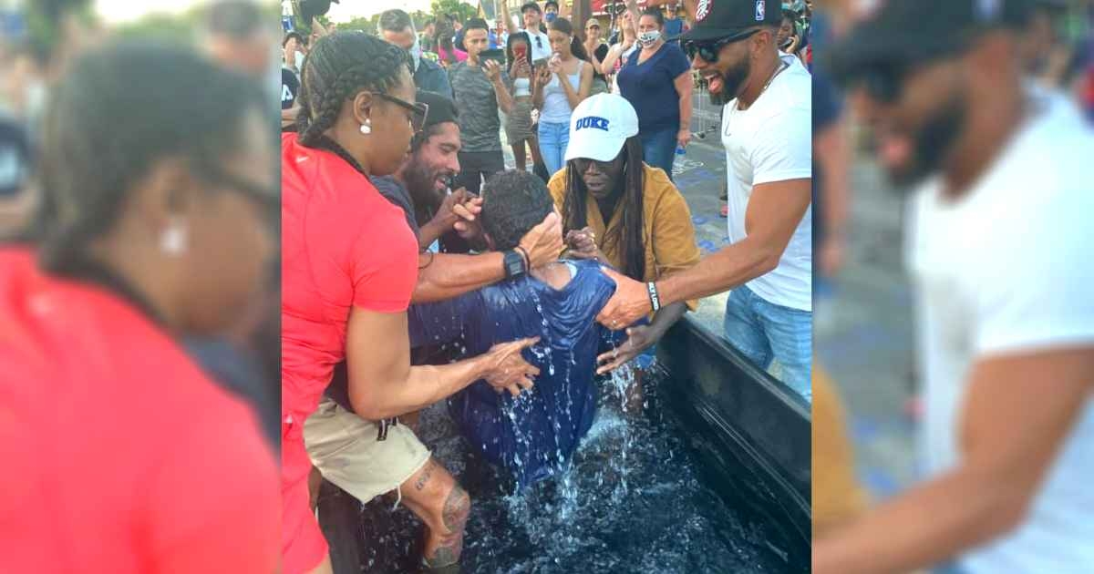 Pessoas se convertem e são batizadas no local onde George Floyd foi morto