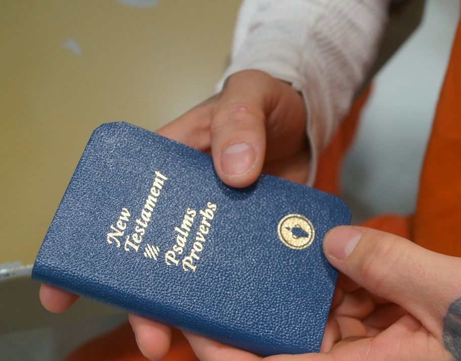 Após ação de ateus, tribunal proíbe Gideões de distribuir Bíblias em escolas nos EUA