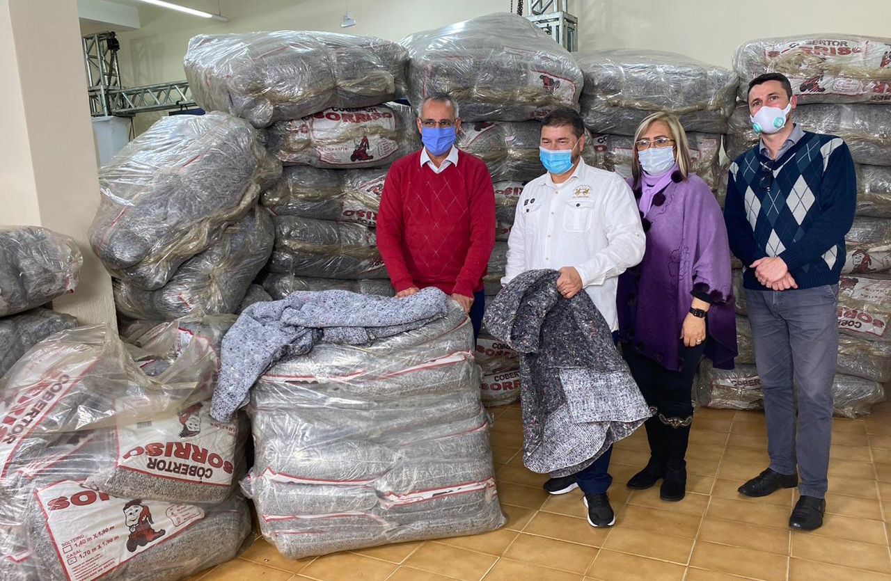 Com a falta de doações no inverno, igreja doa mais de 800 cobertores à prefeitura do RS