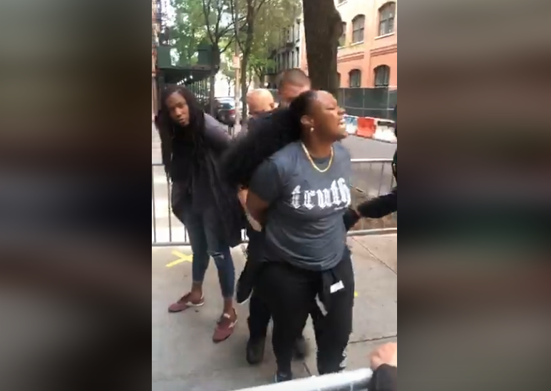 Duas mulheres são detidas por orar em frente a clínica de aborto em Nova York