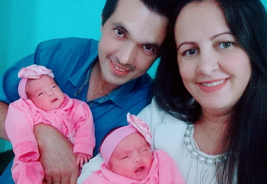 Após 18 anos de tentativas, casal dá à luz gêmeas: “O tempo de Deus é perfeito”