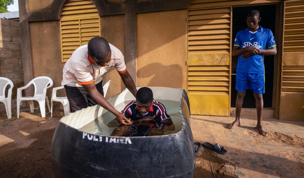 Missionários na África alcançam caminhoneiros muçulmanos: “Eles têm fome da Palavra”