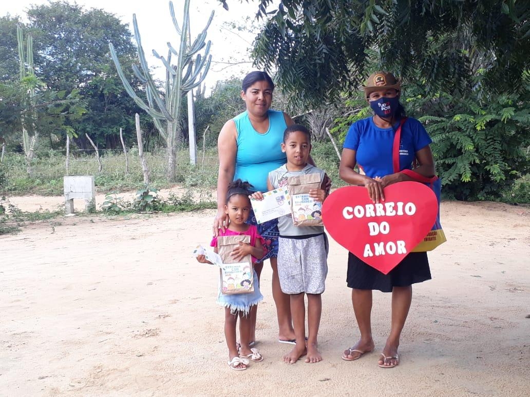 Mulheres visitam casas no interior da Bahia para incentivar crianças a estudar a Bíblia