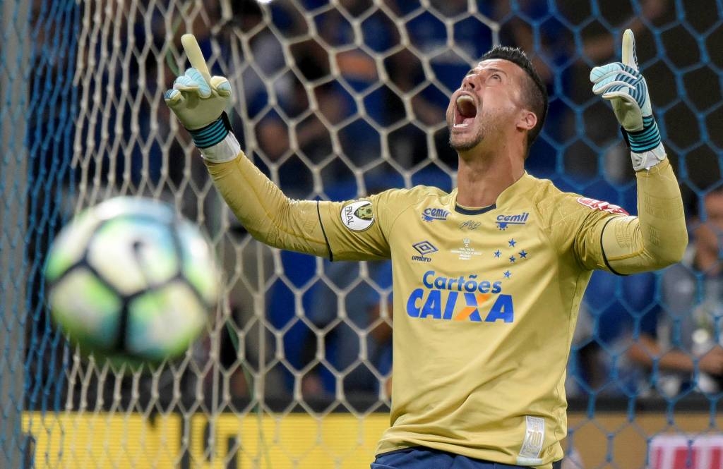 Goleiro do Cruzeiro diz que busca direção de Deus em campo: "Ele fala de várias formas"