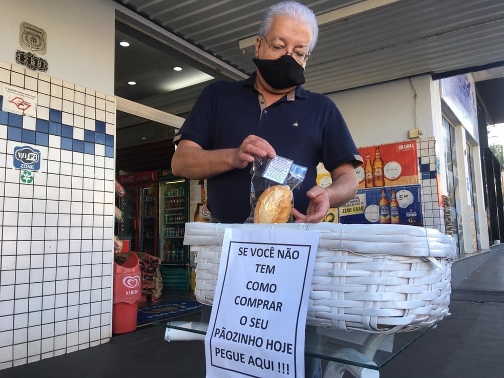 Padeiro doa pães durante a pandemia com mensagens da Bíblia: 