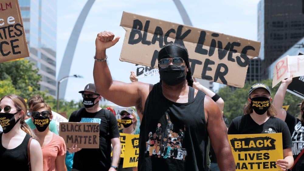 Militantes do ‘Black Lives Matter’ atacam cristãos em frente a igreja nos EUA