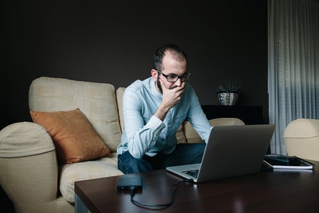 Ansioso devido à pandemia, homem pesquisa sobre Deus na internet e se entrega a Jesus