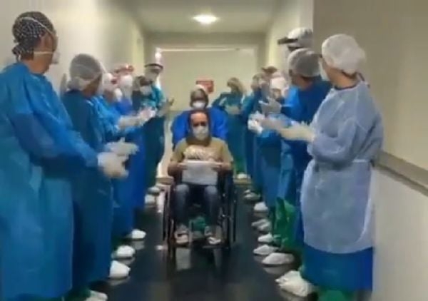 Enfermeiros cantam “Porque Ele Vive” para celebrar recuperação de paciente da Covid-19