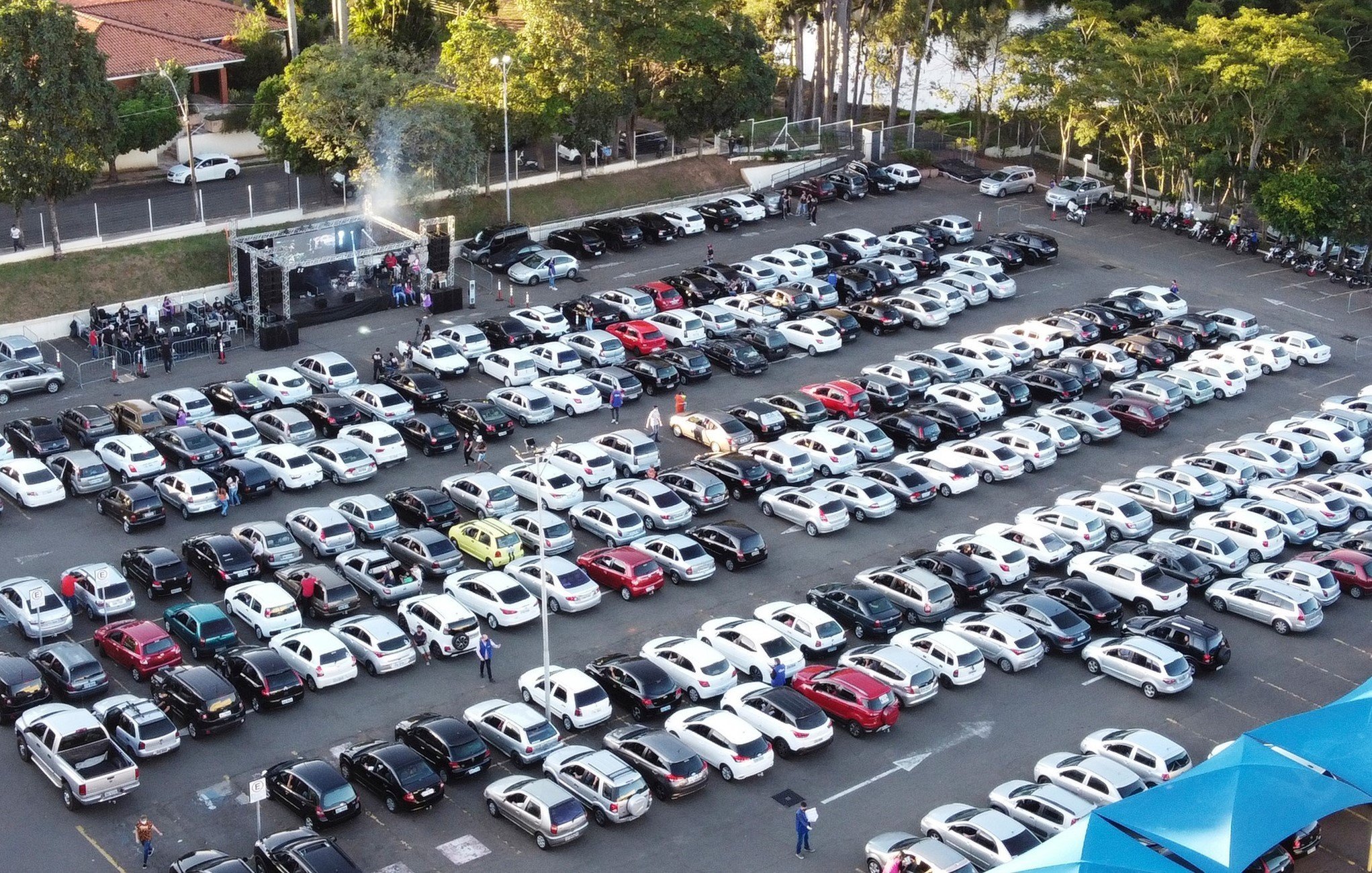 Igreja realiza culto drive-in e reúne mais de 600 carros no interior de SP