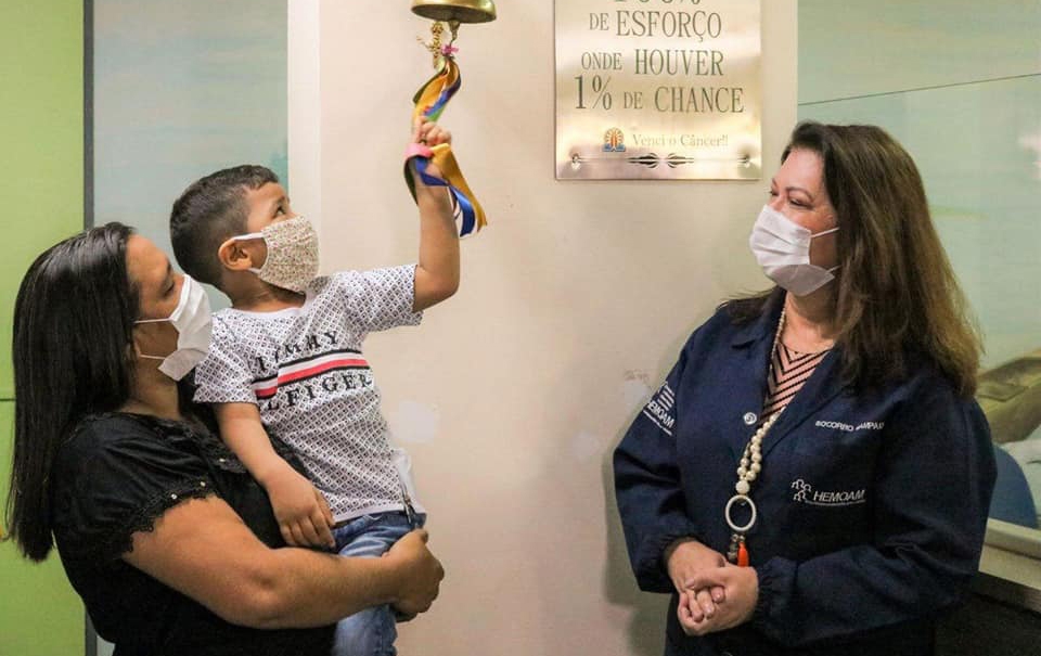 Mãe reconhece “milagre de Deus” após filho de 4 anos ser curado de câncer em Manaus