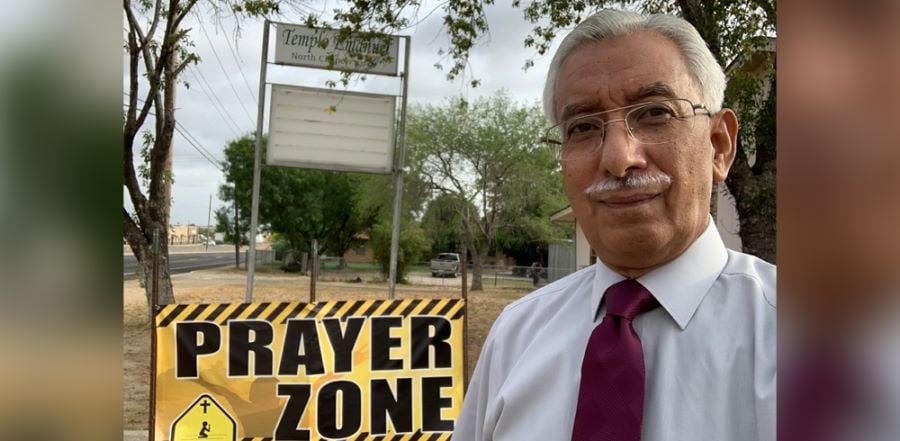 Pastor abre drive-thru de oração no estacionamento da igreja, nos EUA