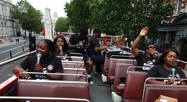 Em ônibus aberto, grupo cristão faz louvor nas ruas do centro de Londres