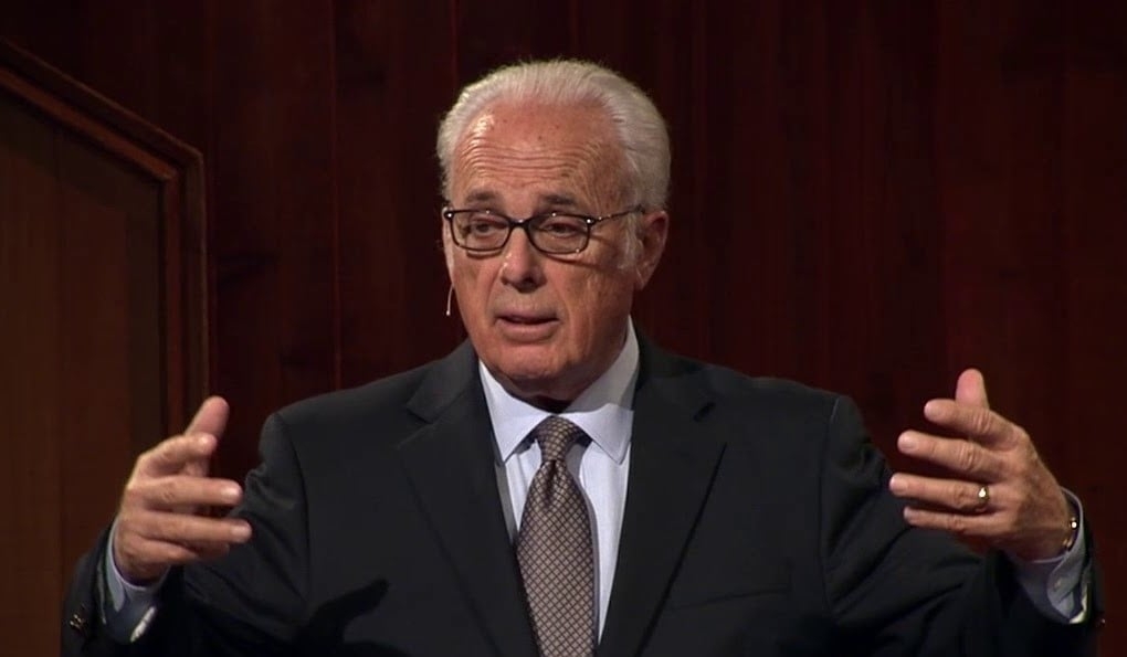 Pastor John MacArthur pode ser preso por continuar realizando cultos presenciais, nos EUA