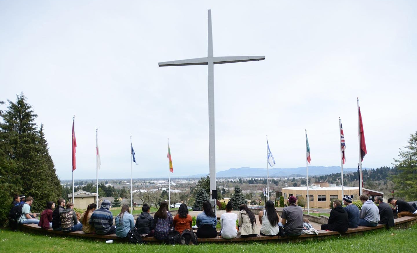 Ativistas ameaçam derrubar cruz de faculdade nos EUA por considerá-la ‘símbolo racista’