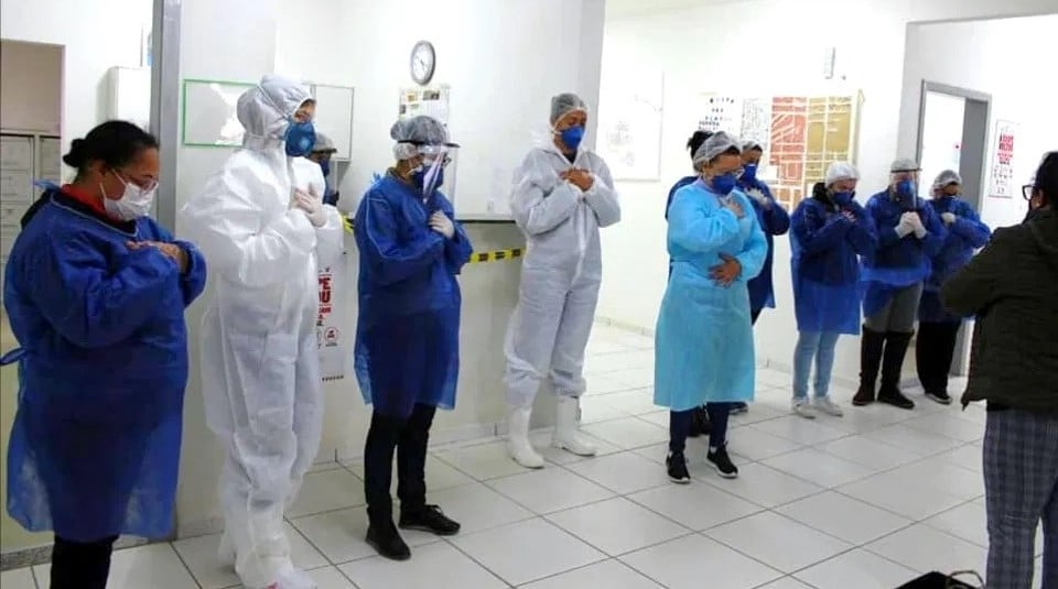 Igreja faz homenagem e ora com funcionários de hospital em Camboriú