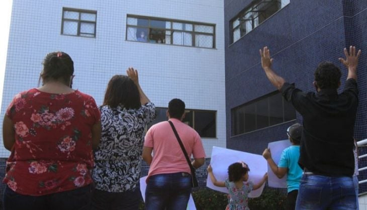 Família canta louvores no pátio de hospital e ora por jovem internado há 30 dias