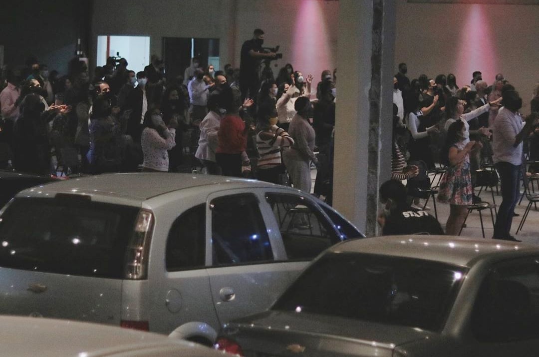 Igreja quebra paredes para unir culto presencial a drive-in, no interior de SP