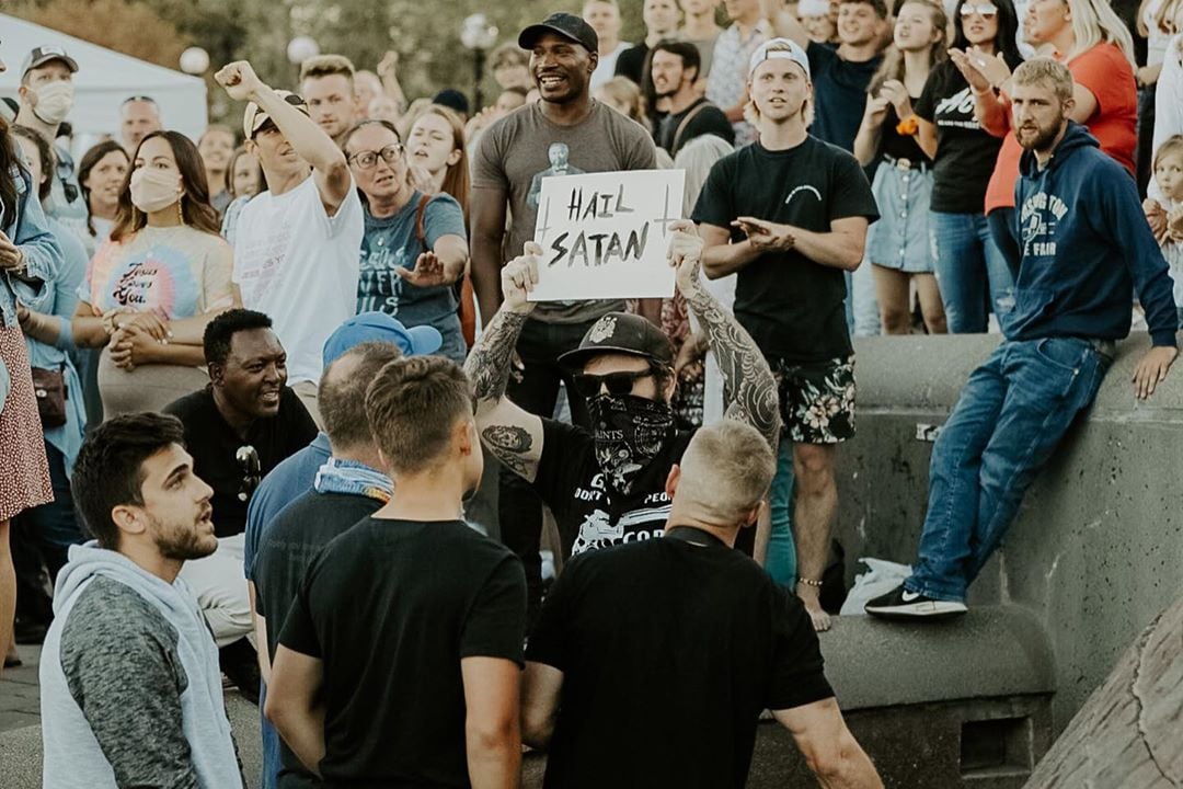 Manifestantes usam facas e saudação a Satanás para tentar interromper culto nos EUA