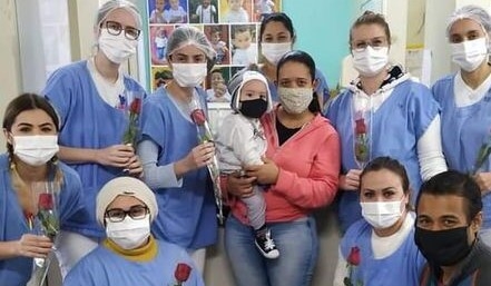 Bebê internado em UTI se recupera após oração do irmão, no Paraná