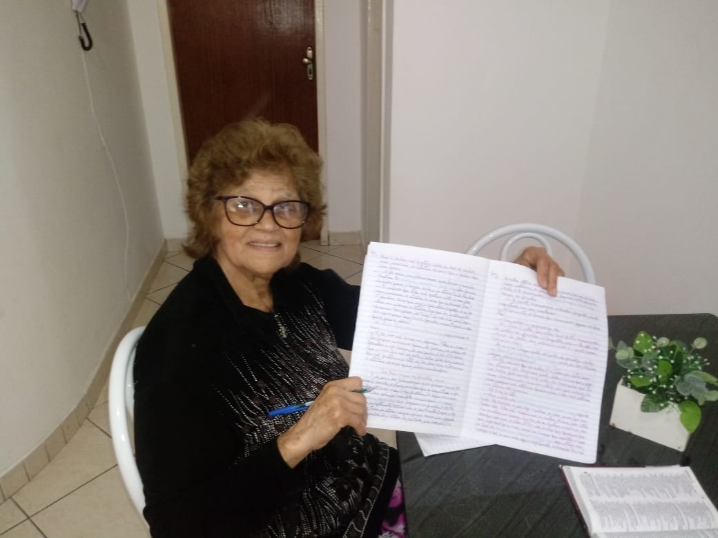 Idosa de 79 anos copia Bíblia à mão: “Quando estou escrevendo, estou aprendendo”