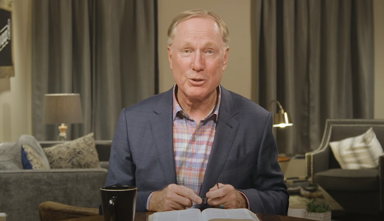 Max Lucado: “Antes que Jesus acalme a tempestade, Ele vem até nós por meio dela”