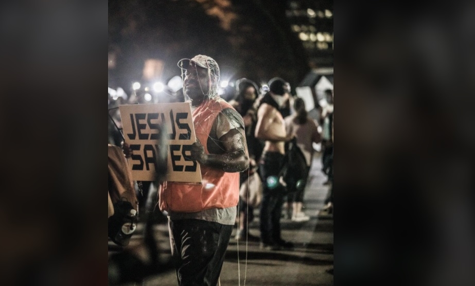 Evangelista de rua é atacado por militantes após dizer que “Jesus salva”