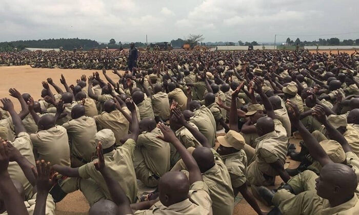 Centenas de recrutas da polícia entregam suas vidas a Jesus, em Uganda