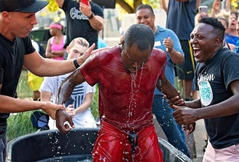 Após culto de rua, centenas de pessoas são batizadas em cidade americana