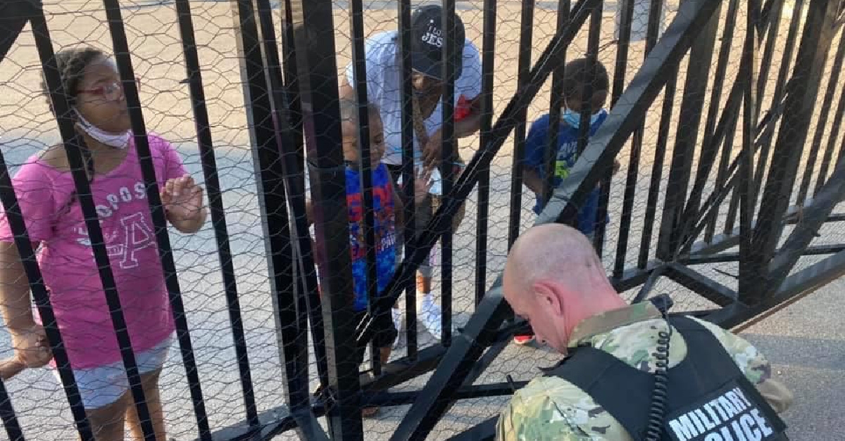 Garoto de 5 anos ora por soldado em meio a protesto nos EUA