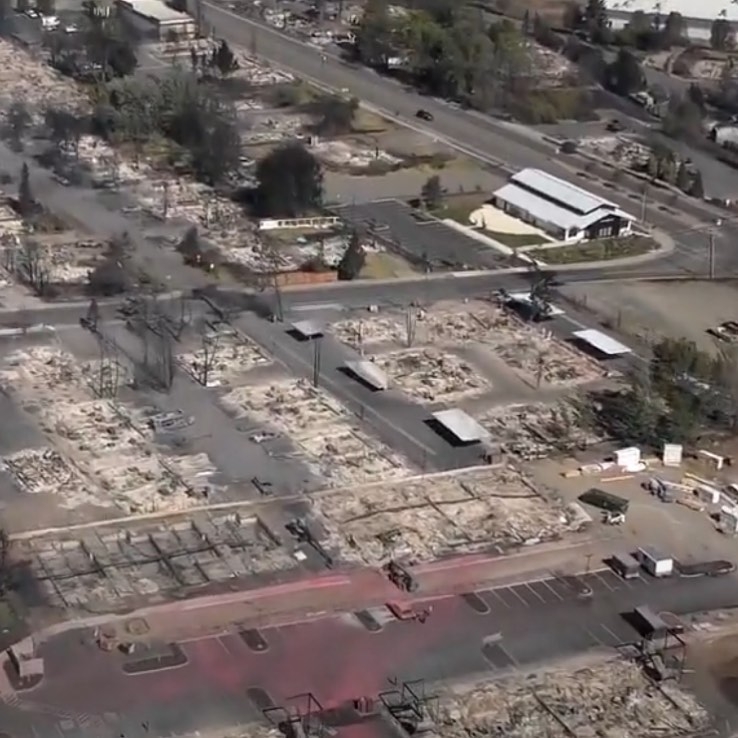 Igreja permanece intacta após incêndio devastar cidade, nos EUA