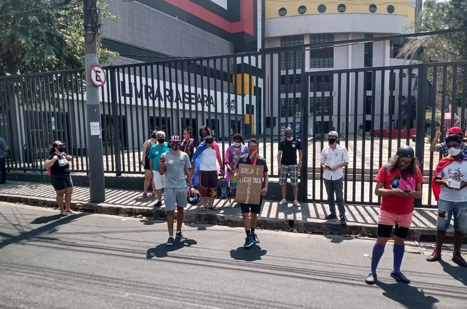 Ativistas LGBT fazem protesto em frente à Igreja da Lagoinha, em Belo Horizonte