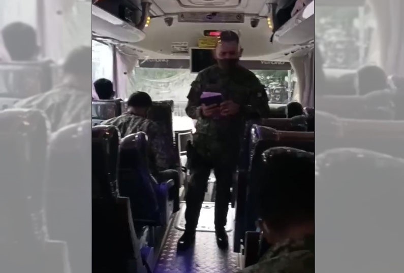 Policiais se entregam a Jesus após colega pregar a eles dentro do ônibus, nas Filipinas