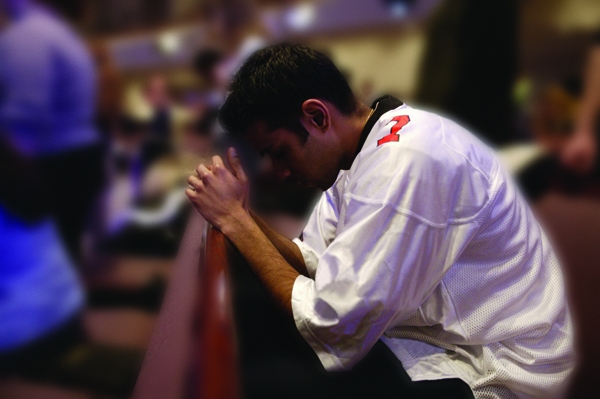 Muçulmano é enviado à igreja para matar primo cristão e acaba impactado pelo Evangelho