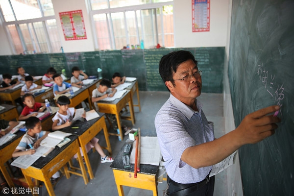 China proíbe professores de mencionar Deus em sala de aula